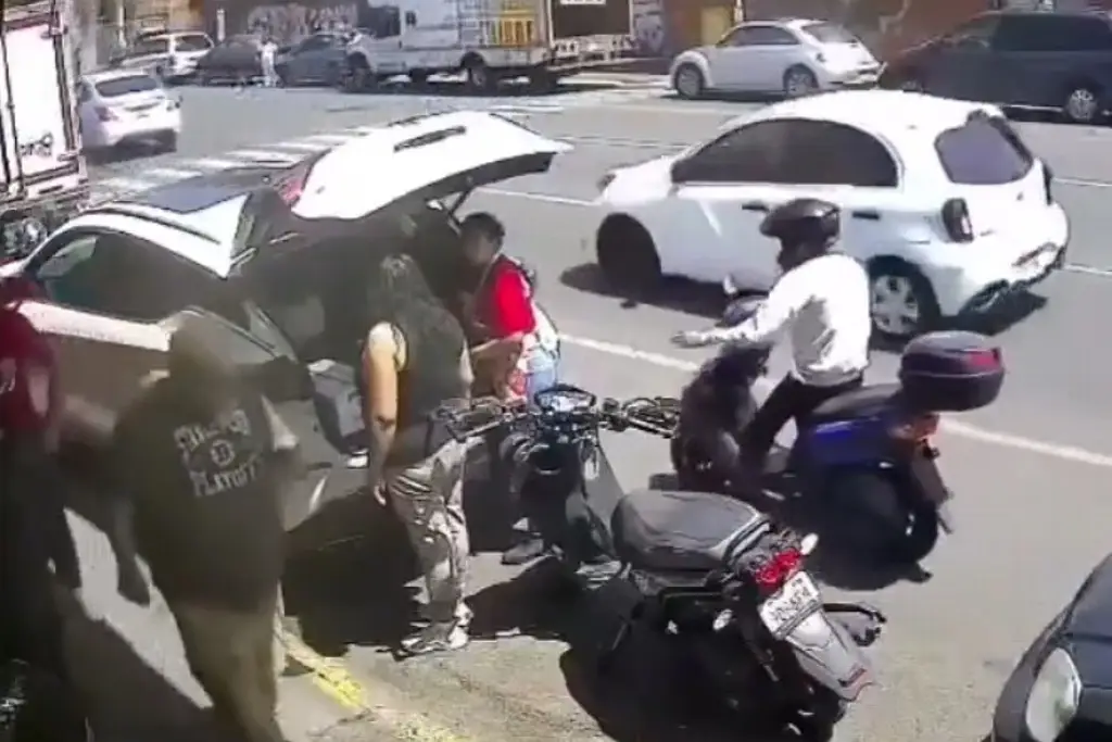 Imagen Roba teléfono a mujer que bajaba cosas de camioneta (+Video)