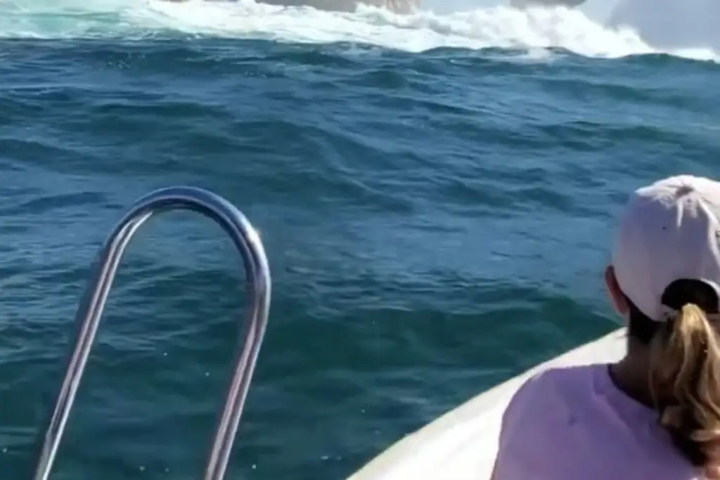 Imagen Sorprendidos por oleaje elevado cuando se encontraban en pequeña lancha (+Video)