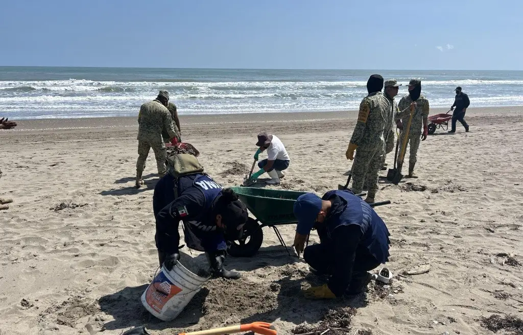 Imagen Marina limpia el petróleo en playas de Tuxpan, Veracruz