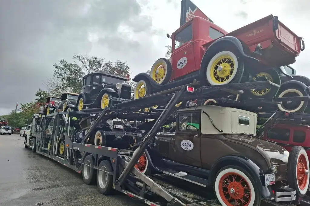 Imagen Hallan nodriza cargada con autos clásicos que fue robada en autopista Puebla-Orizaba