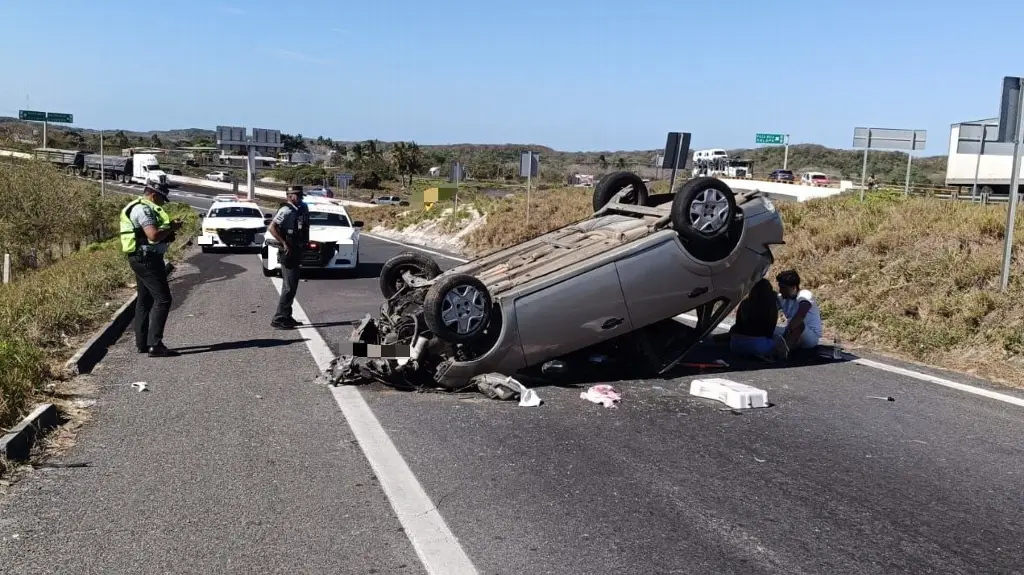 Imagen Vuelca auto en libramiento de Veracruz