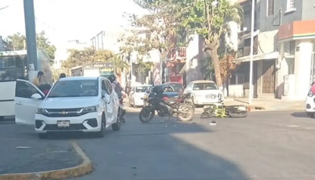 Imagen Choca motociclista contra automóvil en avenida de Veracruz