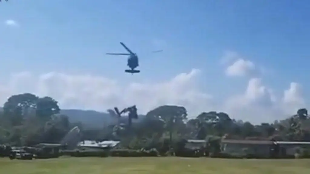 Imagen Secretario de seguridad de Chiapas aterriza en helicóptero y daña techos de casas