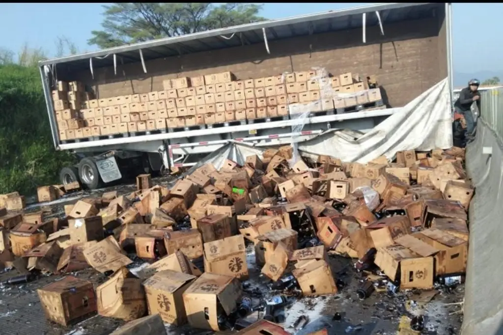 Imagen Vuelca tráiler con cerveza en carretera de Veracruz y saquean carga en la autopista