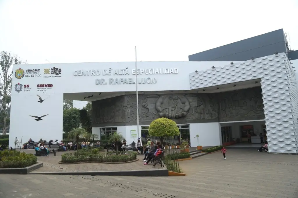 Imagen Manuel Huerta denuncia falta de insumos y cirugías suspendidas en CAE de Xalapa; esto dijo la gobernadora