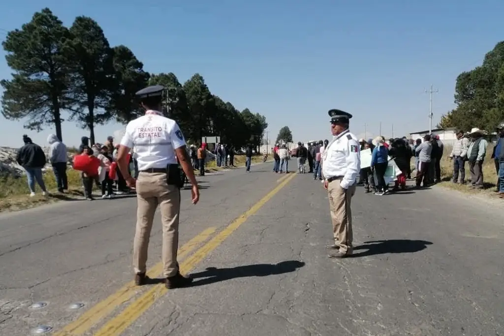 Imagen Pobladores bloquean carretera Perote–Zacatepec por presunta privación de la libertad de autoridades ejidales