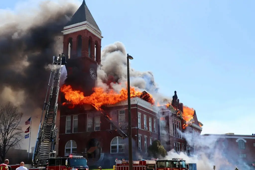 Imagen Incendio en el antiguo Palacio de Justicia de condado en Georgia, EU