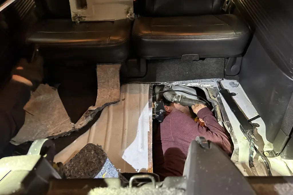 Imagen Hallan con quemaduras a un mexicano oculto en la carrocería de un vehículo en la frontera