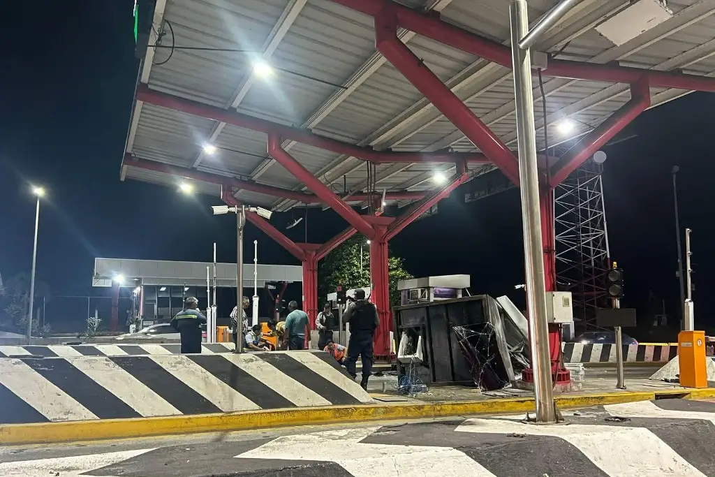 Imagen Camión de carga cocha contra caseta de cobro en libramiento de Veracruz