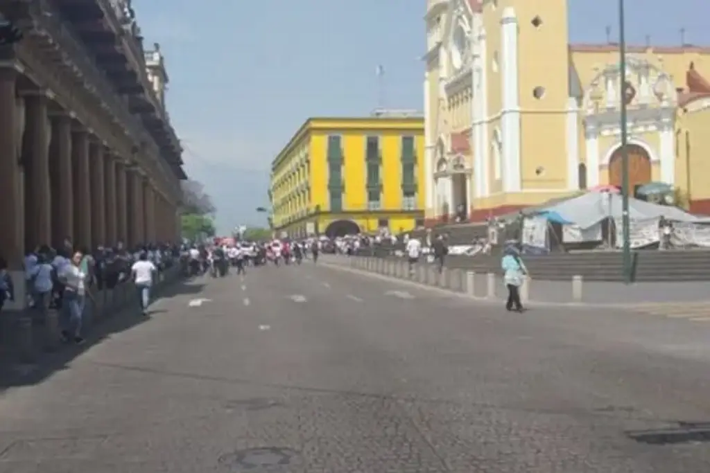 Imagen Jubilados de CFE protestan en el centro de Xalapa. Esto advierten