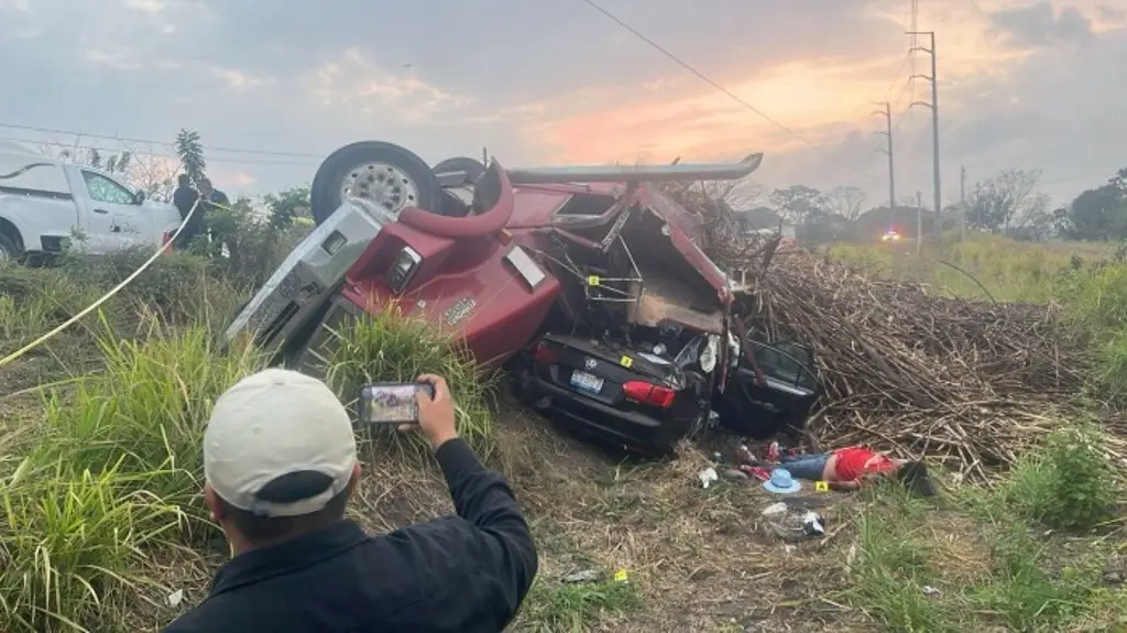Imagen Vuelca camión cañero y aplasta auto en carretera de Veracruz; hay un muerto