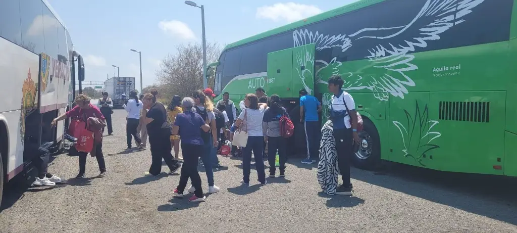 Imagen Tras quedar varados, Gobierno de Veracruz garantiza retorno seguro del Club Deportivo Mantarrayas