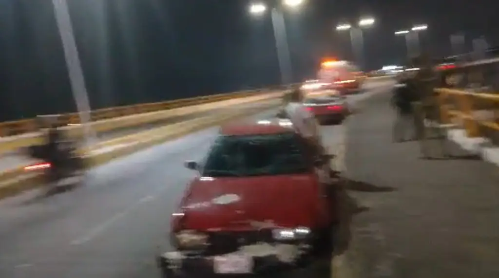 Imagen Presuntamente ebrio, destroza su auto en puente Allende de Veracruz