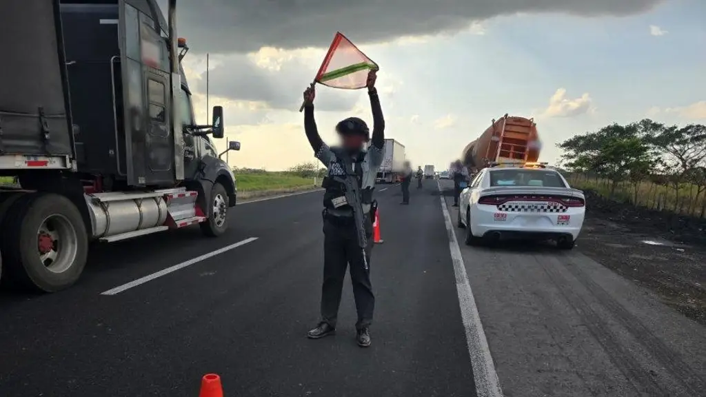 Imagen Hay cierre parcial de circulación en autopista de Veracruz; esta es la razón 