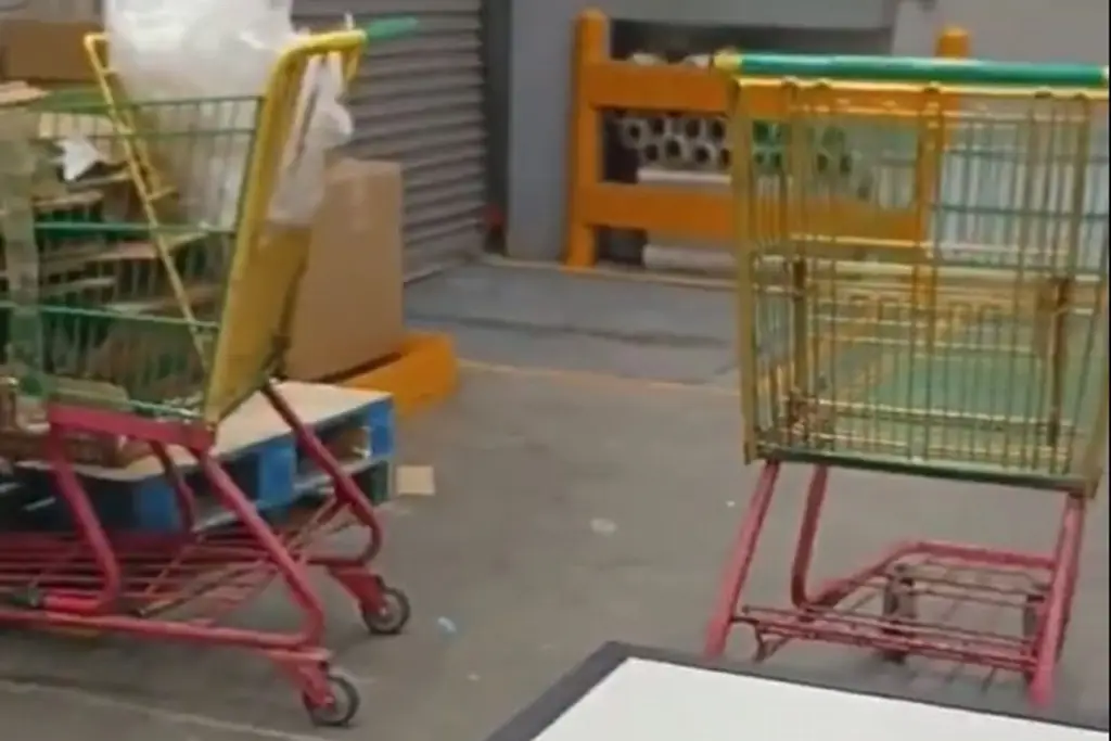 Imagen Capta varios carritos que se movían solos durante su turno nocturno (+Video)