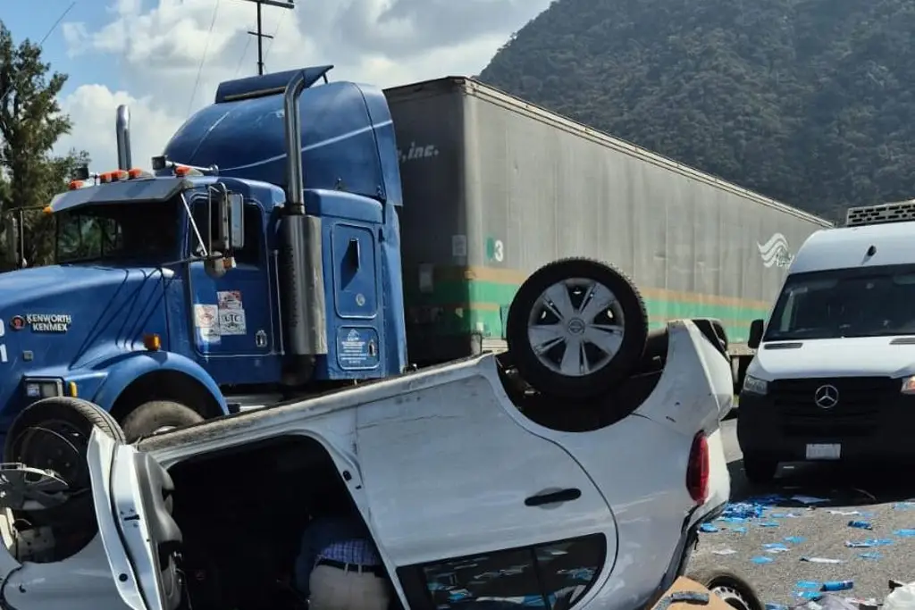 Imagen Caos en autopista Orizaba - Puebla por doble accidente; hay lesionados