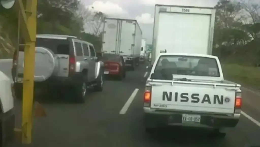 Imagen Hay cierre parcial de circulación en autopista de Veracruz; a esto se debe 