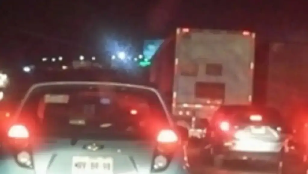 Imagen Hay cierre de circulación en autopista de Veracruz, ¿Por qué? 
