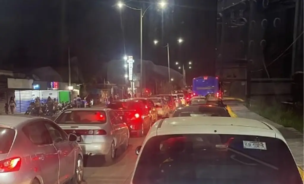 Imagen Ciudadanos bloquean carretera Veracruz - El Tejar en ambos sentidos; es por esta razón