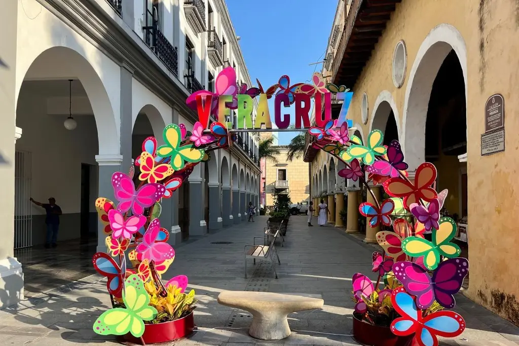 Imagen Adornan con mariposas el zócalo de Veracruz 