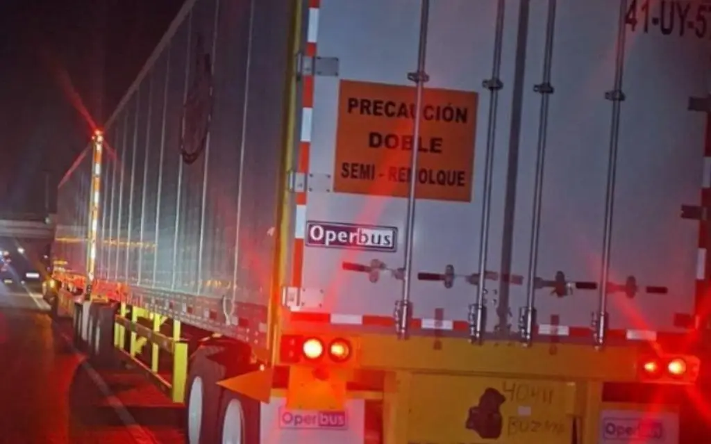 Imagen Recuperan tráiler robado en autopista con 2 millones de pesos en medicamentos 