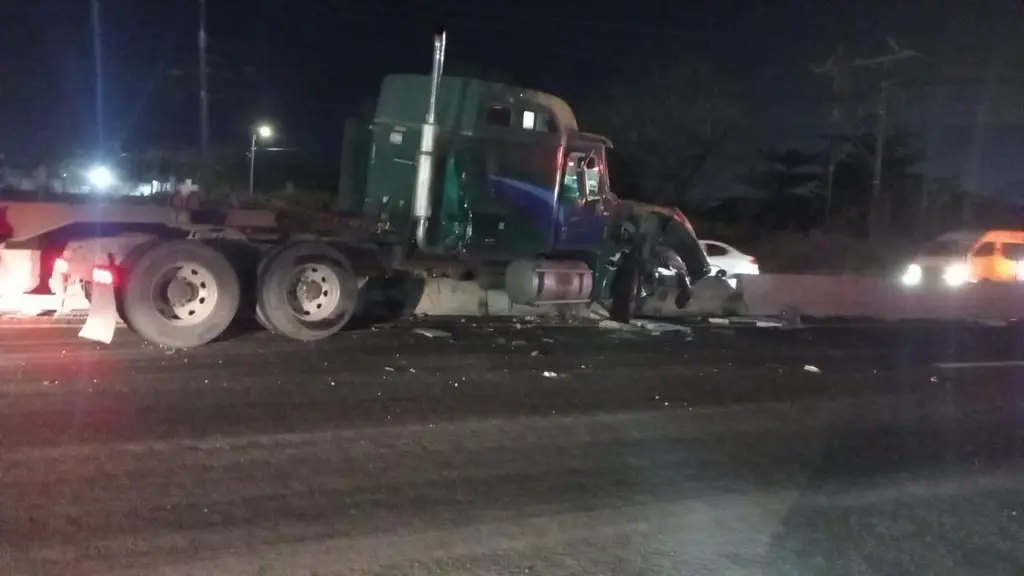 Imagen Tráiler sufre aparatoso choque contra el muro de la Cardel - Veracruz