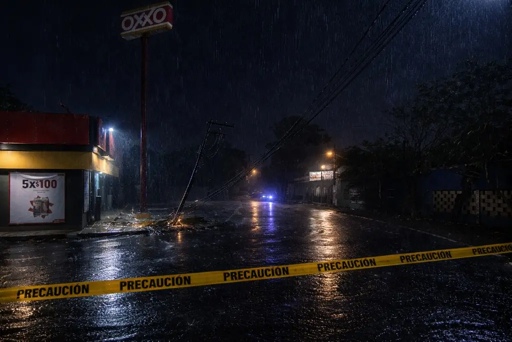 Imagen Taxi tumba poste y deja varias casas sin luz en Playa de Vacas