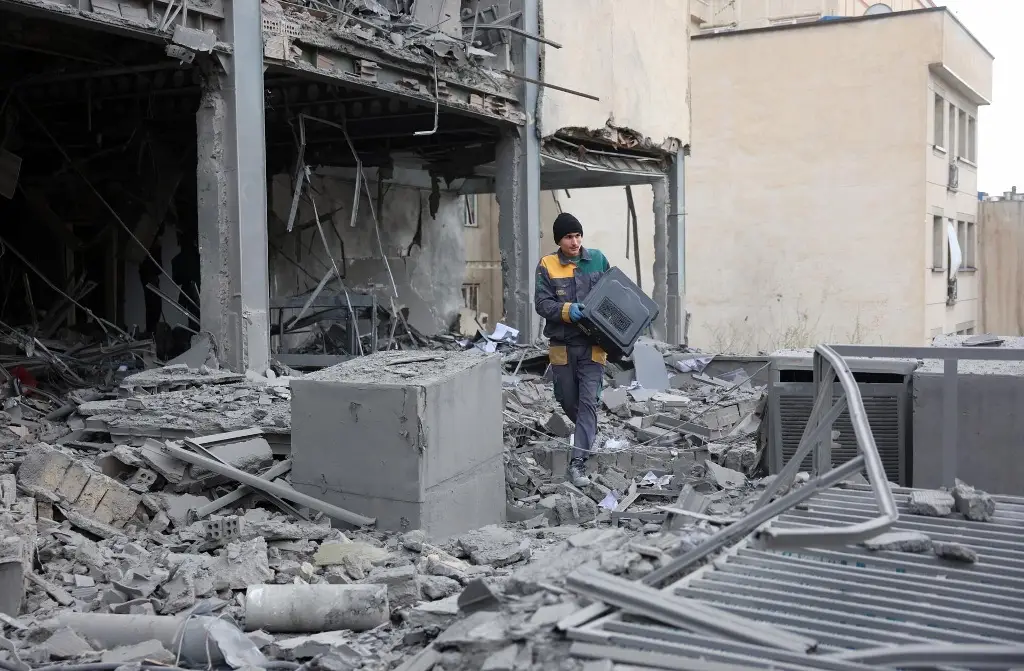 Imagen Bombardeo contra sistema eléctrico causa apagón en algunas zonas de Teherán