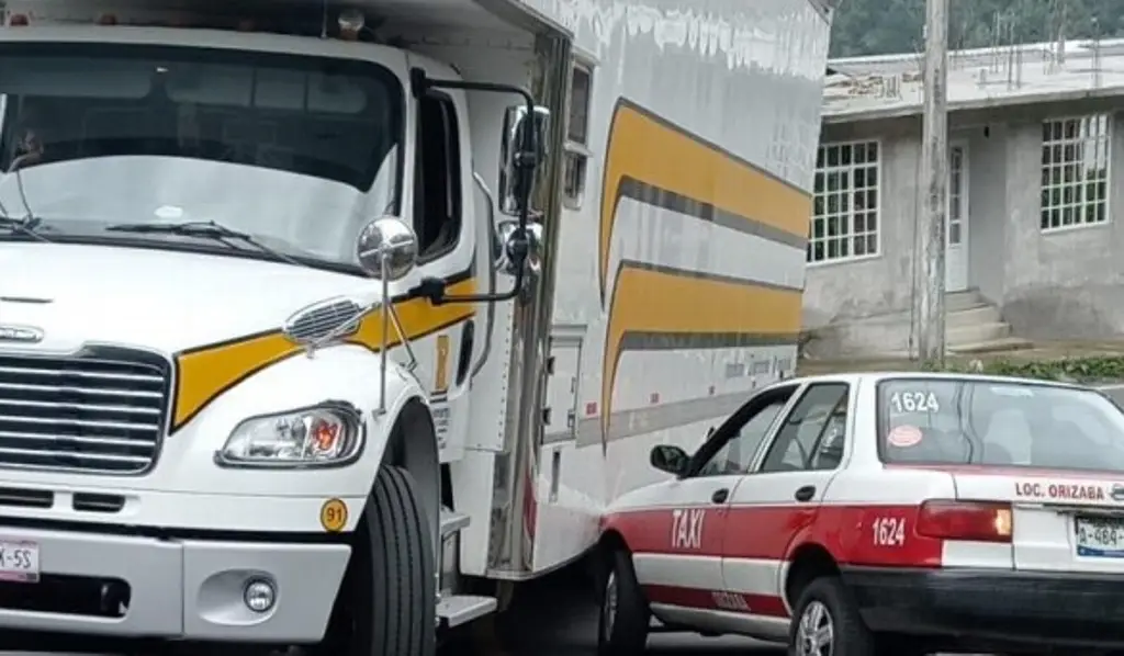 Imagen Chocan camión de mudanzas y taxi en carretera de Veracruz