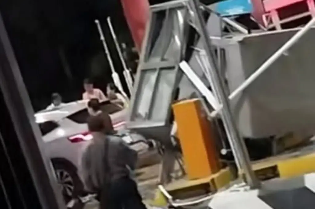 Imagen Tráiler choca contra casetas de cobro en La Antigua, Veracruz; esto se sabe 