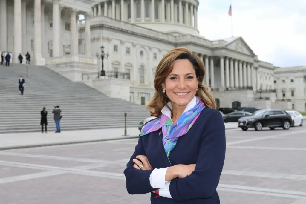 Imagen Congresista de Miami pide al gobierno reanudar naturalización de residentes cubanos y venezolanos