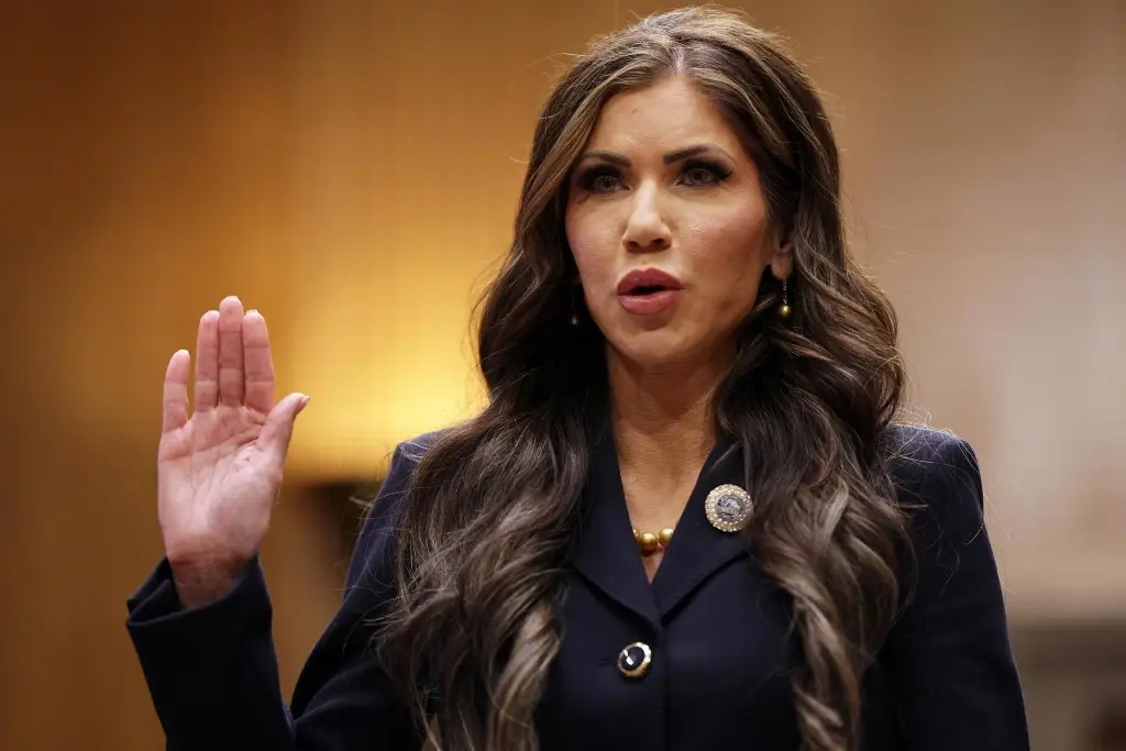 Imagen Polémica rodea a Kristi Noem; acusan a su esposo de llevar una doble vida