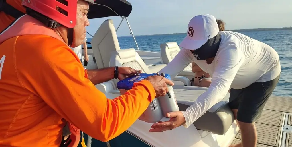 Imagen Semar apoya a embarcación que quedó varada en el mar, en Antón Lizardo