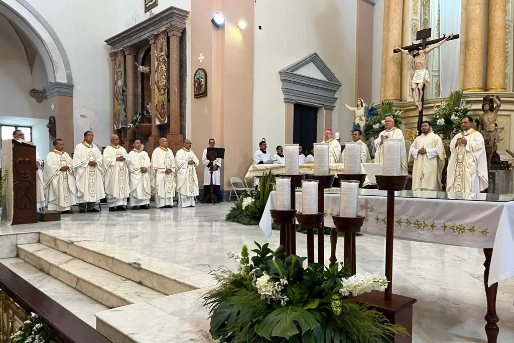 Imagen Bendicen los santos óleos en Veracruz; acuden más de 100 sacerdotes 