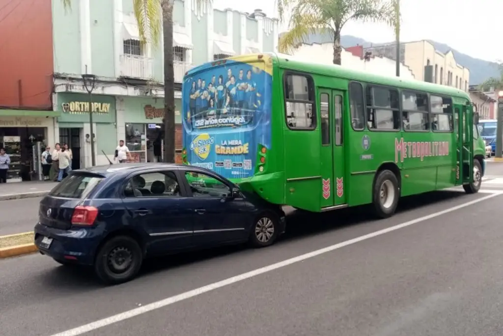 Imagen Choque en Orizaba deja daños y cierre parcial en centro