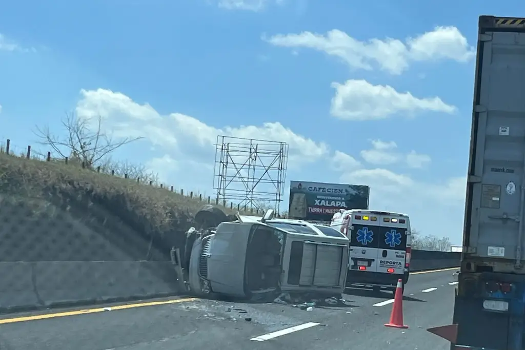 Imagen Fuerte volcadura de camioneta en libramiento Plan del Río, rumbo a Xalapa