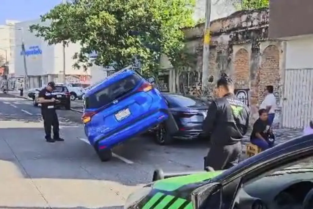 Imagen Camioneta termina arriba de auto estacionado en calle de Veracruz; dos mujeres lesionadas