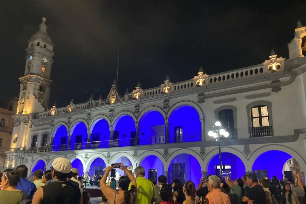 Imagen Se ilumina de azul Palacio Municipal de Veracruz por Día del Autismo