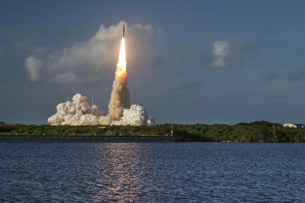 Imagen Artemis II abandona la órbita terrestre e inicia su camino a la Luna