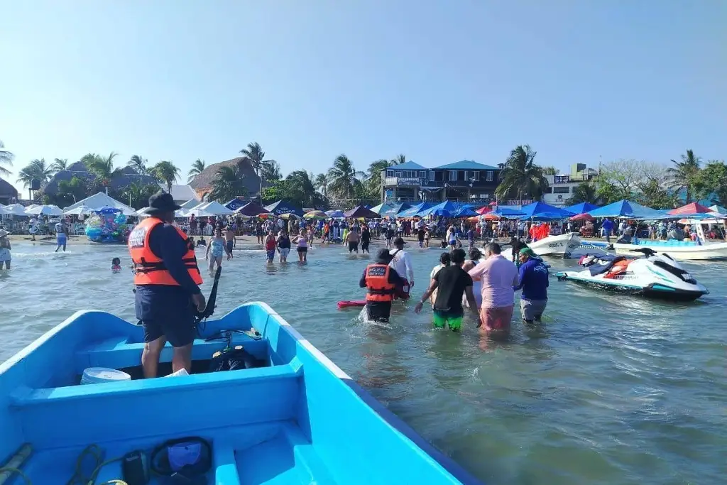 Imagen Rescatan a dos personas tras caer de moto acuática en playa de Veracruz 