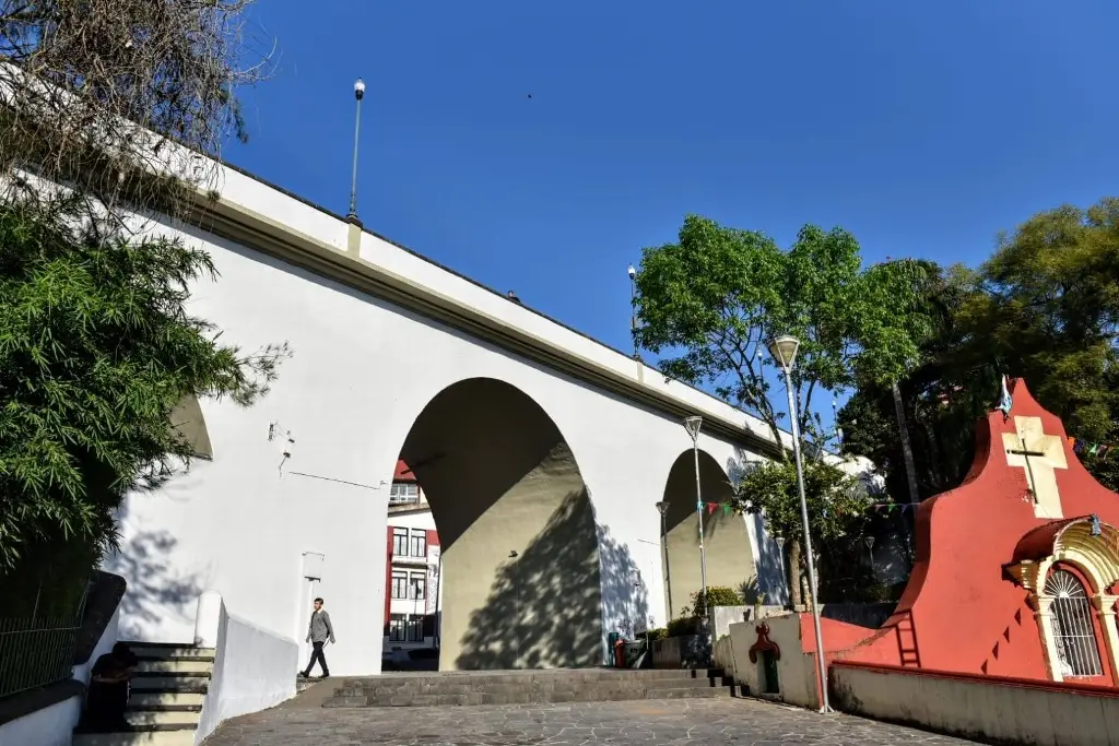 Imagen Policías salvan a mujer en el puente Xallitic de Xalapa, esto se sabe