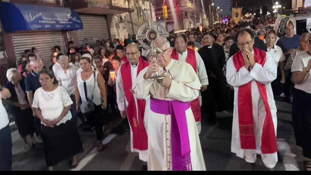 Imagen Más de cinco mil personas participan en la procesión del silencio en Veracruz 