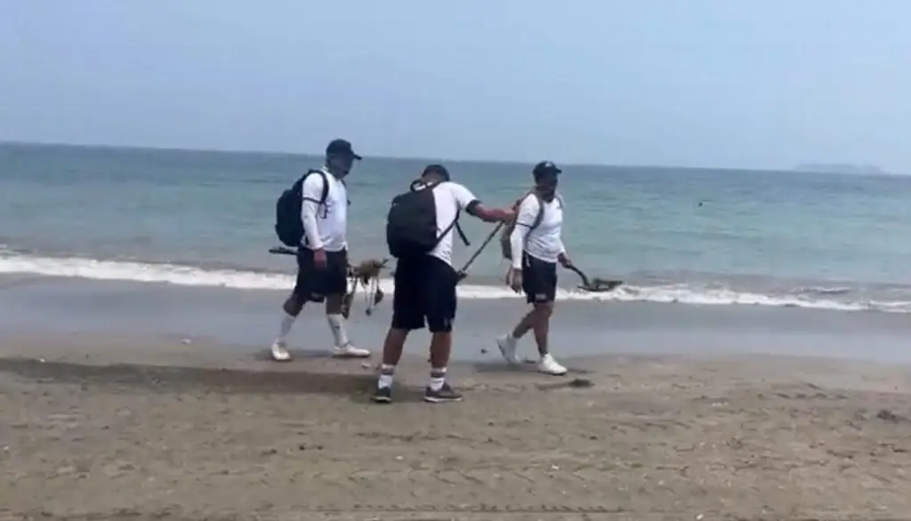 Imagen Continúa la Secretaría de Marina apoyando con la limpieza de playas en Veracruz 