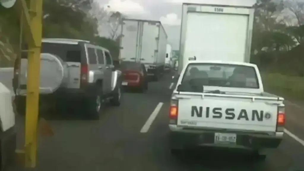 Imagen Cierre parcial de circulación en autopista de Veracruz; conoce a qué altura 
