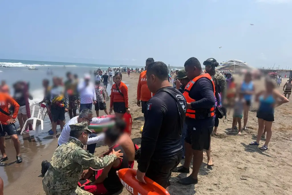 Imagen Rescatan a 2 personas del mar y localizan a menor extraviada en playa de Chachalacas, Veracruz