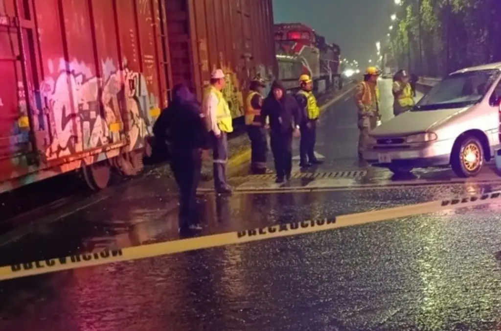 Imagen Tren impacta camioneta en cruce ferroviario de Orizaba, Veracruz