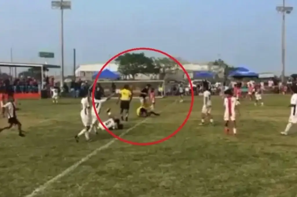 Imagen Violencia en futbol infantil: padre golpea a árbitro frente a niños en Veracruz (Video)