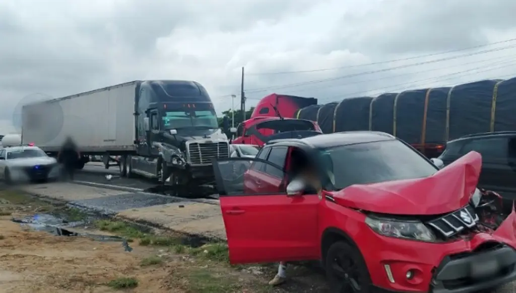 Imagen Hay cierre parcial en carretera de Veracruz; conoce a qué altura 