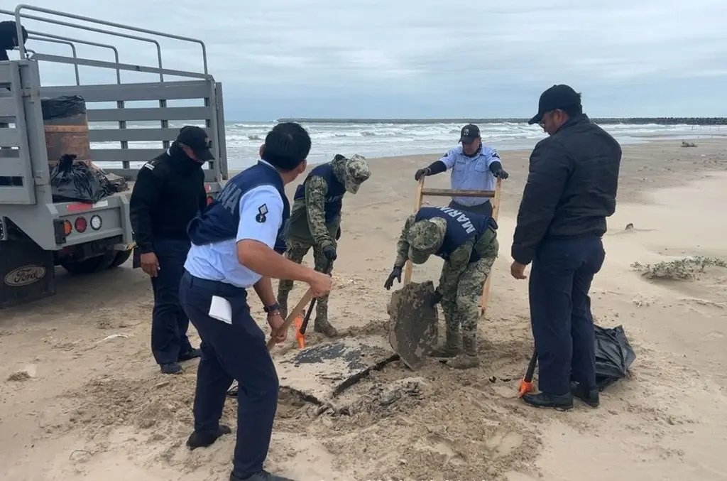 Imagen Retiran más de 6 toneladas de petróleo en playas de Tamaulipas tras derrame