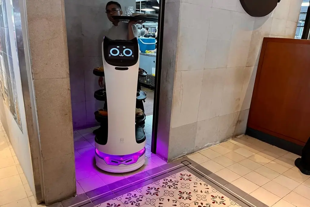 Imagen Sorprende robot sirviendo en restaurante de Veracruz
